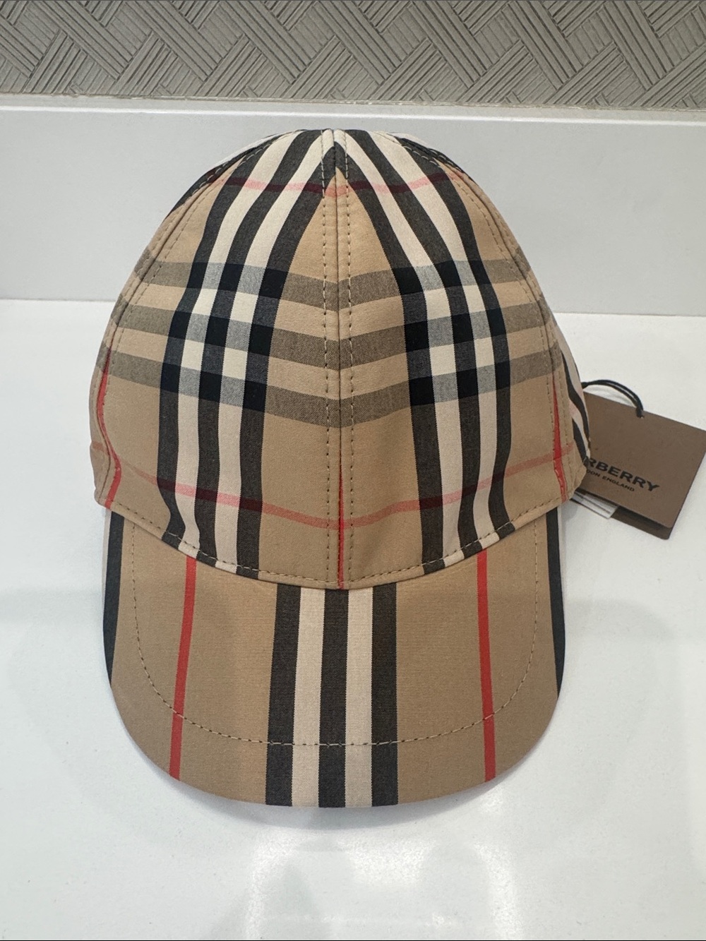 Burberry KIDS BASEBALL CAP
CHECK/HERITAGE STRIPE SIZE/FIT L New with tags